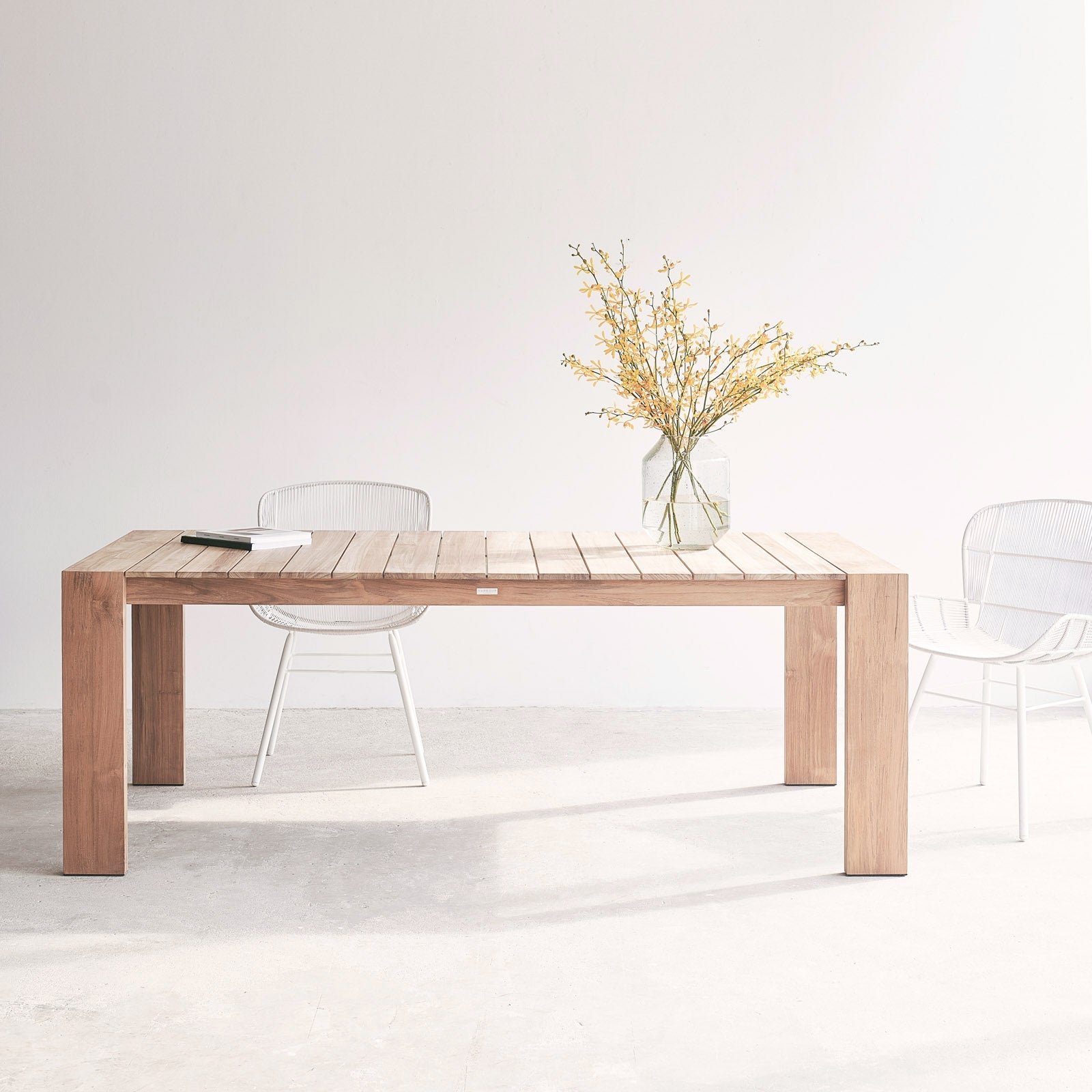 outdoor dinning table